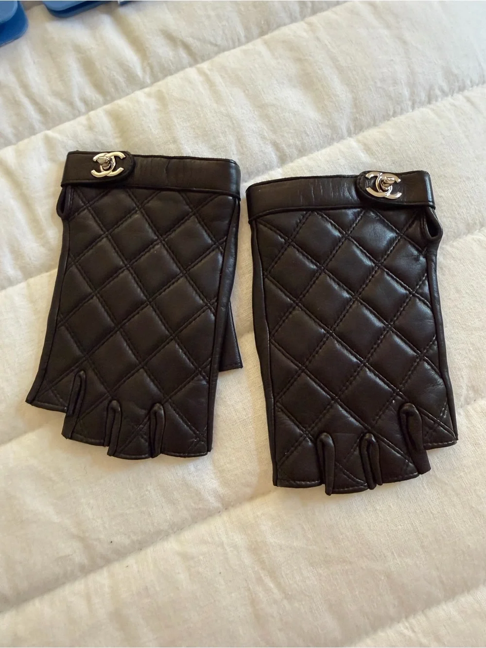 CHANEL Black Quilted Fingerless Leather Driving Gloves with Silver CC size 7 1/2